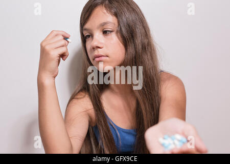 Premuto adolescente con le pillole Foto Stock