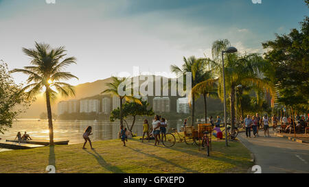 Famiglie relax accanto a Lagoa Rodrigo Freitas nel cuore di Rio de Janeiro, Brasile Foto Stock