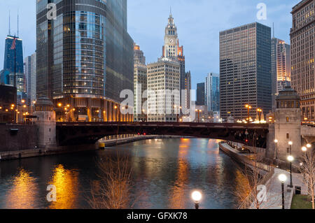 Chicago. immagine di Chicago Downtown riverfront al crepuscolo. Foto Stock