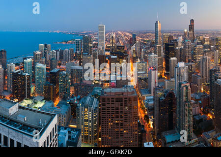 Città di Chicago. vista aerea di Chicago Downtown al crepuscolo dall'alto. Foto Stock