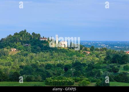 Panorama dalle colline italiane nella stagione primaverile. La molla del paesaggio. Alberi e colline Foto Stock