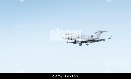 Business Jet aereo vista da vicino durante il volo. Aviazione spazio copia dello sfondo. Foto Stock