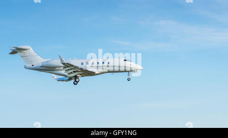 Business Jet aereo vista da vicino durante il volo. Aviazione spazio copia dello sfondo. Foto Stock