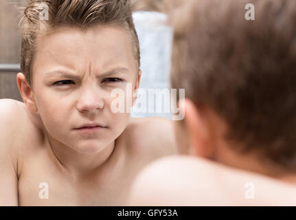 Teen boy in bagno Foto Stock