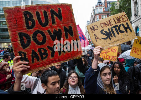 Londra, Regno Unito. 29 Luglio, 2016. Centinaia di sostenitori di organizzazioni, comprese le organizzazioni sindacali e le associazioni di beneficenza e i gruppi di tutela dei diritti umani protesta al di fuori di un ramo di Byron a Holborn contro il modo in cui il management di hamburger catena disposta a salute e sicurezza incontro ha portato all'arresto e la deportazione di molti membri del suo personale. Credito: Mark Kerrison/Alamy Live News Foto Stock