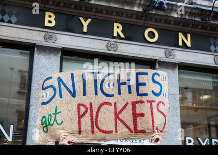 Londra, Regno Unito. 29 Luglio, 2016. Un manifestante detiene un segno leggere 'Snitches ottenere picchetti" al di fuori di un ramo del Byron hamburger catena in Holborn. Credito: Mark Kerrison/Alamy Live News Foto Stock