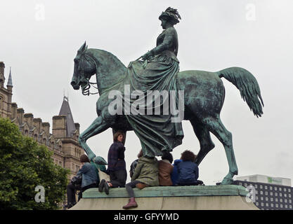 Liverpool, Regno Unito. Il 1 agosto, 2016. Migliaia di persone hanno girato fino a un rally in Liverpool su St Georges altopiano per sentire Jeremy Corbyn parlare nella serata di lunedì 1 agosto. 2016.j Credito: Pak Hung Chan/Alamy Live News Foto Stock