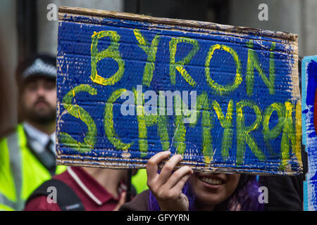 Londra, Regno Unito. 29 Luglio, 2016. Un manifestante detiene un segno a leggere 'Byron Schmyron" al di fuori di un ramo del Byron hamburger catena in Holborn. Credito: Mark Kerrison/Alamy Live News Foto Stock