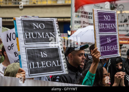 Londra, Regno Unito. 29 Luglio, 2016. I manifestanti segni di attesa a leggere 'Nessun essere umano è illegale' - l'espressione coniata dal superstite dell' Olocausto e Premio Nobel per la pace Elie Wiesel - al di fuori di un ramo del Byron hamburger catena in Holborn. Credito: Mark Kerrison/Alamy Live News Foto Stock