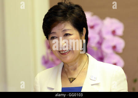 Tokyo, Giappone. 2 agosto, 2016. Il neo eletto governatore di Tokyo Yuriko Koike prende la sede del governatore di Tokyo presso il suo ufficio presso il Tokyo City Hall di Tokyo il Martedì, 2 agosto 2016. Koike è stato eletto presso il Tokyo gubernatorial elezioni del luglio 31 come la prima donna governatore di Tokyo. © Yoshio Tsunoda/AFLO/Alamy Live News Foto Stock