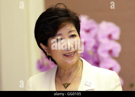 Tokyo, Giappone. 2 agosto, 2016. Il neo eletto governatore di Tokyo Yuriko Koike prende la sede del governatore di Tokyo presso il suo ufficio presso il Tokyo City Hall di Tokyo il Martedì, 2 agosto 2016. Koike è stato eletto presso il Tokyo gubernatorial elezioni del luglio 31 come la prima donna governatore di Tokyo. © Yoshio Tsunoda/AFLO/Alamy Live News Foto Stock