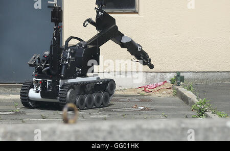 Berlino, Germania. 1 agosto, 2016. A distanza di un robot di Berlino la forza di polizia, durante una dimostrazione di come si comporterebbe la distruzione di un oggetto pericoloso (il telefono verde), Berlino, Germania, 1 agosto 2016. Il dispositivo è utilizzato per raccogliere, controllare e trasporto di oggetti pericolosi, ad esempio sospettate di esplosivi. Foto: WOLFGANG KUMM/DPA/Alamy Live News Foto Stock