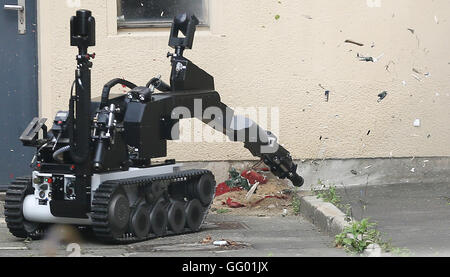 A distanza di un robot di Berlino la forza di polizia, durante una dimostrazione di come si comporterebbe la distruzione di un oggetto pericoloso (il telefono verde), Berlino, Germania, 1 agosto 2016. Il dispositivo è utilizzato per raccogliere, controllare e trasporto di oggetti pericolosi, ad esempio sospettate di esplosivi. Foto: WOLFGANG KUMM/DPA Foto Stock