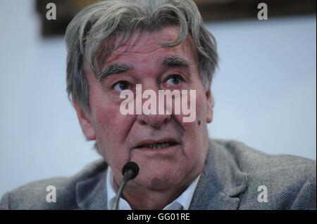 Buenos Aires, Argentina. 1 agosto, 2016. Armando Perez, Presidente del Comitato di regolarizzazione dell'Argentina Football Association (AFA), prende parte a una conferenza stampa a Buenos Aires, Argentina, 1 Agosto, 2016. Edgardo Bauza è stato chiamato coach per eseguire la squadra nazionale in occasione della conferenza stampa del lunedì. © Alejandro Santa Cruz/TELAM/Xinhua/Alamy Live News Foto Stock