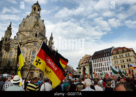 I sostenitori del anti-islam, destra populista movimento politico Pegida tenere le bandiere durante una dimostrazione di fronte alla chiesa di Nostra Signora (tedesco: Frauenkirche) a Dresda (Sassonia), Germania, 01 agosto 2016. Foto: dpa-Zentralbild Foto Stock