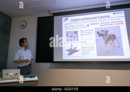 Kazunori Ohno Professore Associato all'Università Tohoku introduce ad apparecchiature high-tech per il salvataggio Cani di Tohoku University come parte della 1000km staffetta a Tokyo 2016 tour su luglio 31, 2016 Miyagi, Giappone. Il Professor Ohno ha spiegato come animali combinato con sensori artificiale come la Cyber-Enhanced canino o Robo-Dog tecnologia potrebbe aiutare a individuare le vittime di disastri naturali. © Rodrigo Reyes Marin/AFLO/Alamy Live News Foto Stock