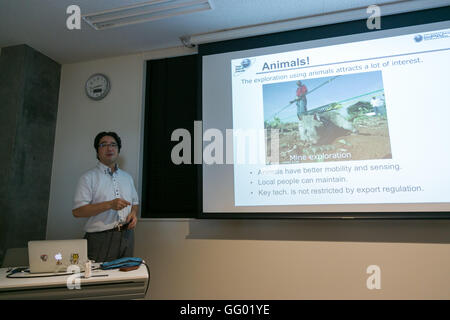 Kazunori Ohno Professore Associato all'Università Tohoku introduce ad apparecchiature high-tech per il salvataggio Cani di Tohoku University come parte della 1000km staffetta a Tokyo 2016 tour su luglio 31, 2016 Miyagi, Giappone. Il Professor Ohno ha spiegato come animali combinato con sensori artificiale come la Cyber-Enhanced canino o Robo-Dog tecnologia potrebbe aiutare a individuare le vittime di disastri naturali. © Rodrigo Reyes Marin/AFLO/Alamy Live News Foto Stock
