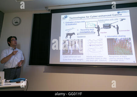 Kazunori Ohno Professore Associato all'Università Tohoku introduce ad apparecchiature high-tech per il salvataggio Cani di Tohoku University come parte della 1000km staffetta a Tokyo 2016 tour su luglio 31, 2016 Miyagi, Giappone. Il Professor Ohno ha spiegato come animali combinato con sensori artificiale come la Cyber-Enhanced canino o Robo-Dog tecnologia potrebbe aiutare a individuare le vittime di disastri naturali. © Rodrigo Reyes Marin/AFLO/Alamy Live News Foto Stock