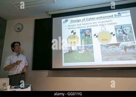 Kazunori Ohno Professore Associato all'Università Tohoku introduce ad apparecchiature high-tech per il salvataggio Cani di Tohoku University come parte della 1000km staffetta a Tokyo 2016 tour su luglio 31, 2016 Miyagi, Giappone. Il Professor Ohno ha spiegato come animali combinato con sensori artificiale come la Cyber-Enhanced canino o Robo-Dog tecnologia potrebbe aiutare a individuare le vittime di disastri naturali. © Rodrigo Reyes Marin/AFLO/Alamy Live News Foto Stock