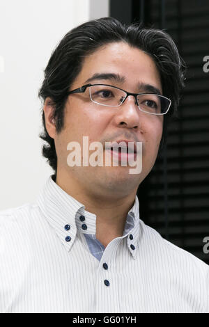 Kazunori Ohno Professore Associato all'Università Tohoku introduce ad apparecchiature high-tech per il salvataggio Cani di Tohoku University come parte della 1000km staffetta a Tokyo 2016 tour su luglio 31, 2016 Miyagi, Giappone. Il Professor Ohno ha spiegato come animali combinato con sensori artificiale come la Cyber-Enhanced canino o Robo-Dog tecnologia potrebbe aiutare a individuare le vittime di disastri naturali. © Rodrigo Reyes Marin/AFLO/Alamy Live News Foto Stock