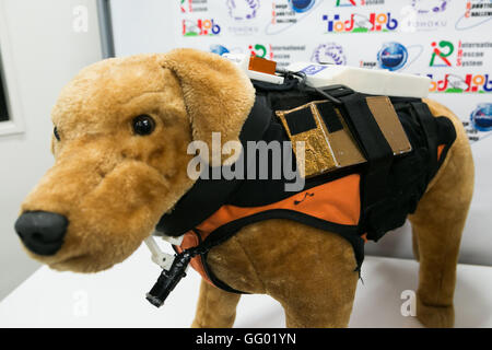 Kazunori Ohno Professore Associato all'Università Tohoku introduce ad apparecchiature high-tech per il salvataggio Cani di Tohoku University come parte della 1000km staffetta a Tokyo 2016 tour su luglio 31, 2016 Miyagi, Giappone. Il Professor Ohno ha spiegato come animali combinato con sensori artificiale come la Cyber-Enhanced canino o Robo-Dog tecnologia potrebbe aiutare a individuare le vittime di disastri naturali. © Rodrigo Reyes Marin/AFLO/Alamy Live News Foto Stock