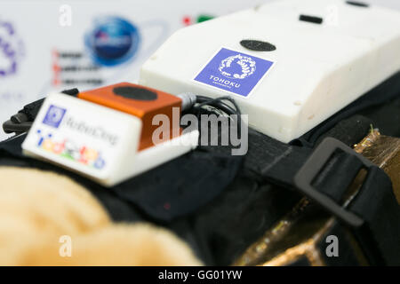 Kazunori Ohno Professore Associato all'Università Tohoku introduce ad apparecchiature high-tech per il salvataggio Cani di Tohoku University come parte della 1000km staffetta a Tokyo 2016 tour su luglio 31, 2016 Miyagi, Giappone. Il Professor Ohno ha spiegato come animali combinato con sensori artificiale come la Cyber-Enhanced canino o Robo-Dog tecnologia potrebbe aiutare a individuare le vittime di disastri naturali. © Rodrigo Reyes Marin/AFLO/Alamy Live News Foto Stock