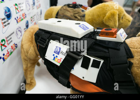 Kazunori Ohno Professore Associato all'Università Tohoku introduce ad apparecchiature high-tech per il salvataggio Cani di Tohoku University come parte della 1000km staffetta a Tokyo 2016 tour su luglio 31, 2016 Miyagi, Giappone. Il Professor Ohno ha spiegato come animali combinato con sensori artificiale come la Cyber-Enhanced canino o Robo-Dog tecnologia potrebbe aiutare a individuare le vittime di disastri naturali. © Rodrigo Reyes Marin/AFLO/Alamy Live News Foto Stock