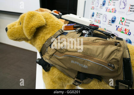 Kazunori Ohno Professore Associato all'Università Tohoku introduce ad apparecchiature high-tech per il salvataggio Cani di Tohoku University come parte della 1000km staffetta a Tokyo 2016 tour su luglio 31, 2016 Miyagi, Giappone. Il Professor Ohno ha spiegato come animali combinato con sensori artificiale come la Cyber-Enhanced canino o Robo-Dog tecnologia potrebbe aiutare a individuare le vittime di disastri naturali. © Rodrigo Reyes Marin/AFLO/Alamy Live News Foto Stock