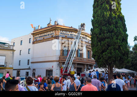 Barcellona, in Catalogna, Spagna, 1 agosto 2016. I vigili del fuoco fine estinguere un incendio presso la storica fabbrica di ceramiche Casa Museu Cal Gerrer, Placa Octavia, Sant Cugat del Valles, Barcellona, in Catalogna, Spagna, 1 agosto 2016. L incendio è scoppiato a causa di un accumulo di fuliggine residuo ina camino in un ristorante in un edificio. Senza lesioni sono state causate e l'edificio è stato in gran parte integre. Dave Walsh Alamy/Live News. Foto Stock