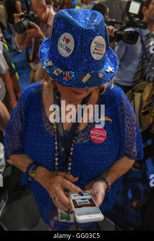 Un Hillary Clinton delegare i controlli il suo telefono cellulare sulla Convenzione Nazionale Democratica piano Foto Stock