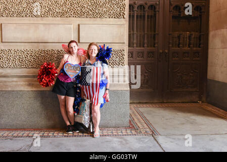 Una madre e figlia negli USA colori stand all'interno di Philadelphia municipio della città in attesa di Bernie Sanders marcia di protesta Foto Stock