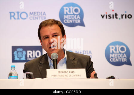 (160802) -- RIO DE JANEIRO, 2 agosto 2016 (Xinhua) -- Rio city sindaco Eduardo Paes parla durante una conferenza stampa a Rio de Janeiro in Brasile il 2 agosto 2016. Il governo municipale di Rio ha presentato il percorso della fiamma Olymipics a Rio de Janeiro il martedì. (Li Ming)(dh) Foto Stock