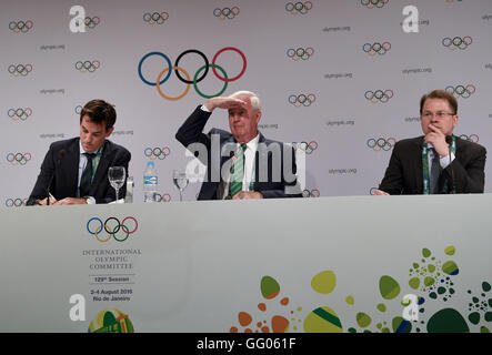 Rio De Janeiro, WADA parla alla conferenza stampa in occasione della 129a sessione del COI a Rio de Janeiro. 2 agosto, 2016. Craig Reedie (C), presidente del WADA parla alla conferenza stampa in occasione della 129a sessione del COI a Rio de Janeiro in Brasile il 2 agosto 2016. La 129a sessione del Comitato Olimpico Internazionale (IOC) ufficialmente iniziato lunedì sera con una suggestiva cerimonia presso il Cidade das Artes di Rio de Janeiro. © Liu Jie/Xinhua/Alamy Live News Foto Stock