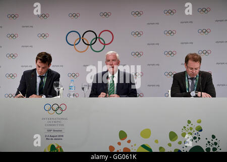 Rio De Janeiro, WADA parla alla conferenza stampa in occasione della 129a sessione del COI a Rio de Janeiro. 2 agosto, 2016. Craig Reedie (C), presidente del WADA parla alla conferenza stampa in occasione della 129a sessione del COI a Rio de Janeiro in Brasile il 2 agosto 2016. La 129a sessione del Comitato Olimpico Internazionale (IOC) ufficialmente iniziato lunedì sera con una suggestiva cerimonia presso il Cidade das Artes di Rio de Janeiro. © Liu Jie/Xinhua/Alamy Live News Foto Stock