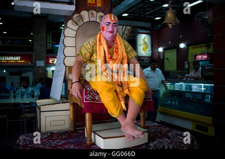 Rishikesh, Uttarakhand, India. Il 17 maggio 2013. Immagine del file - Trucco uomo all'entrata di un ristorante per attirare i clienti a Rishikesh, Uttarakhand, India. © Jordi Boixareu/ZUMA filo/Alamy Live News Foto Stock