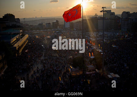 Istanbul, Turchia. 8 Giugno, 2013. File immagine - vista generale della Piazza Taksim durante le proteste per Gezi Park. In giugno 2013 numerose proteste sparse in tutto il territorio turco contro il governo di Recep Tayyip Erdogan, il conflitto ha cominciato con il piano del governo per la costruzione di edifici nell'area Gezi Park di Istanbul. © Jordi Boixareu/ZUMA filo/Alamy Live News Foto Stock