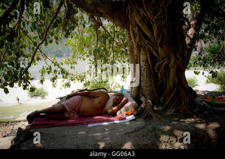 Rishikesh, Uttarakhand, India. Il 17 maggio 2013. File immagine - un Sadhu Uomo poggia sulla rive del fiume Gange a Rishikesh, Uttarakhand, India. © Jordi Boixareu/ZUMA filo/Alamy Live News Foto Stock