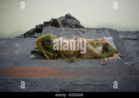 Rishikesh, Uttarakhand, India. Il 17 maggio 2013. File immagine - un Sadhu coperti da una zanzariera poggia sulla rive del fiume Gange a Rishikesh, Uttarakhand, India. Nota per i redattori: Questa immagine appartiene ad un lavoro personale che è stato girato su 2013 lungo l'Iran, la Turchia e l'India denominato ''Il Passeggero - Foto perso' © Jordi Boixareu/ZUMA filo/Alamy Live News Foto Stock