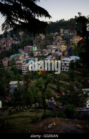 Dharamsala, Himachal Pradesh, India. 14 Maggio, 2013. File immagine - McLeod Ganj villaggio in Dharamsala, Himachal Pradesh, India. Diverse migliaia di esiliati tibetani hanno ora si stabilì nella zona, e la maggior parte vive in ed intorno a McLeodGanj in Dharamshala superiore, dove essi hanno costruito i monasteri, templi e scuole. McLeodGanj è talvolta noto come 'piccola Lhasa'', dopo il Tibetano città capitale. È diventato un importante destinazione turistica con numerosi alberghi e ristoranti che portano alla crescita del turismo e del commercio. © Jordi Boixareu/ZUMA filo/Alamy Live News Foto Stock