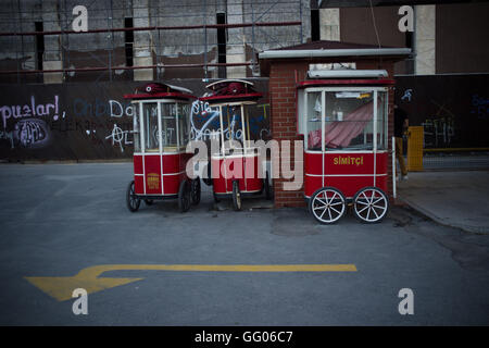 Istanbul, Turchia. 8 Giugno, 2013. Immagine del file - Parcheggiata ambulanti carrelli ad Istanbul in Turchia. © Jordi Boixareu/ZUMA filo/Alamy Live News Foto Stock