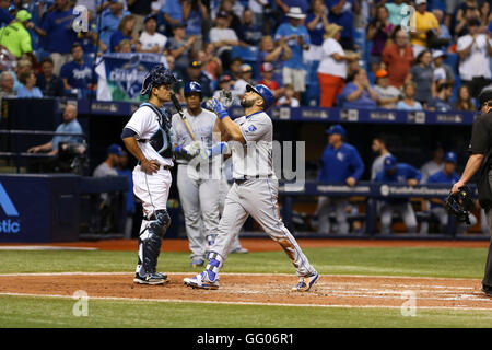 San Pietroburgo, Florida, Stati Uniti d'America. 1 agosto, 2016. Sarà VRAGOVIC | Orari.Kansas City Royals designato hitter Kendrys Morales (25) con un assolo di home run nel settimo inning di gioco tra il Kansas City Royals e il Tampa Bay Rays in campo Tropicana a San Pietroburgo, Fla. lunedì 1 agosto, 2016. © sarà Vragovic/Tampa Bay volte/ZUMA filo/Alamy Live News Foto Stock