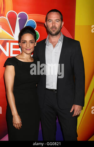 Beverly Hills, in California, Stati Uniti d'America. Il 2 agosto, 2016. Archie Panjabi, Sullivan Stapleton al NBCUniversal 2016 critici televisivi Associazione Tour estivo presso il Beverly Hilton Hotel il 2 agosto 2016. Credito: MediaPunch Inc/Alamy Live News Foto Stock