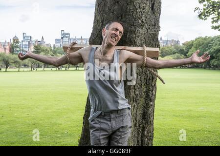 Edimburgo, Scozia, Regno Unito. Il 3 agosto, 2016. Michael Mears ricrea una crocifissione che sarebbe stata la punizione per gli obiettori di coscienza durante il WW1. La sua mostra questo male è parte della Edinburgh Fringe Festival Credito: Richard Dyson/Alamy Live News Foto Stock