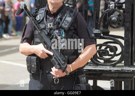 Londra, UK. Il 3 agosto 2016. Sindaco di Londra Sadiq Khan e la Metropolitan Police commissario Sir Bernard Hogan-Howe annunciato più di polizia armata si vedrà di pattuglia in London Credit: amer ghazzal/Alamy Live News Foto Stock