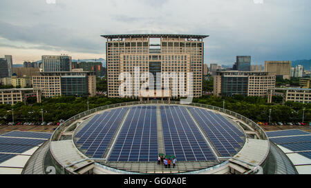 Wenzhou. Il 3° agosto 2016. Foto scattata il 3 agosto, 2016 mostra pannelli solari installati su edifici del governo municipale di Wenzhou, est della Cina di Provincia dello Zhejiang. Di 10,000 metri quadrati di pannelli solari installati su edifici del governo municipale sono stati messi in uso su Mercoledì, che potrebbero generare elettricità di 1.068 megawatt. © Xu Yu/Xinhua/Alamy Live News Foto Stock