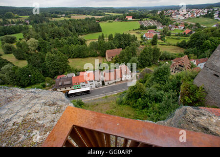 Neuhas An Der Pegnitz, Germania. Il 3° agosto 2016. Vista di Veldenstein cast in Neuhas An Der Pegnitz, Germania, 3 agosto 2016. In precedenza, il ministro delle Finanze in Baviera informati sul restauro e futuro utilizzo del castello di Veldenstein. Dopo un rockslide nel 2013, il Land della Baviera ha investito circa un milione di euro in misure di sicurezza e una nuova piattaforma di osservazione. Il castello e il ponte di osservazione aperto nell'estate 2014. Foto: DANIEL KARMANN/dpa/Alamy Live News Foto Stock