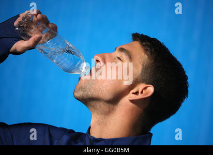 Rio de Janeiro, Brasile. Il 3° agosto 2016. Michael Phelps (USA) bevande durante il nuoto la conferenza stampa del team USA presso la MPC (principale premere Centro) al Parco Olimpico barra prima del Rio 2016 Giochi Olimpici di Rio de Janeiro, Brasile, 3 agosto 2016. Rio 2016 Giochi Olimpici avranno luogo dal 05 al 21 agosto. Foto: Michael Kappeler/dpa/Alamy Live News Foto Stock