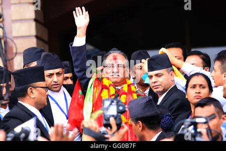 Kathmandu, Nepal. 03 Ago, 2016. Il Nepal il neo eletto primo ministro Puspa Kamal Dahal onde dopo elezione al Parlamento a Kathmandu, Nepal,Presidente del Partito comunista del Nepal,(Centro maoista) Presidente Pushpa Kamal Dahal anche noto come Prachanda è stato eletto come il trentanovesimo il Primo ministro ed il secondo intervallo di tempo il Primo Ministro federale della Repubblica Democratica del Nepal. Credito: Sunil Sharma/Alamy Live News Foto Stock