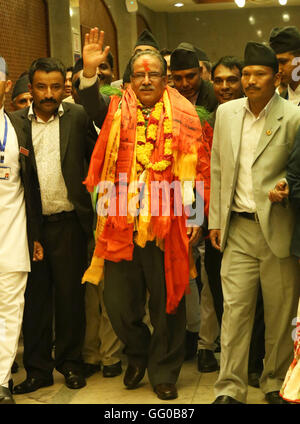 Kathmandu, Nepal. 03 Ago, 2016. Il Nepal il neo eletto primo ministro Puspa Kamal Dahal onde dopo elezione al Parlamento a Kathmandu, Nepal,Presidente del Partito comunista del Nepal,(Centro maoista) Presidente Pushpa Kamal Dahal anche noto come Prachanda è stato eletto come il trentanovesimo il Primo ministro ed il secondo intervallo di tempo il Primo Ministro federale della Repubblica Democratica del Nepal. Credito: Sunil Sharma/Alamy Live News Foto Stock