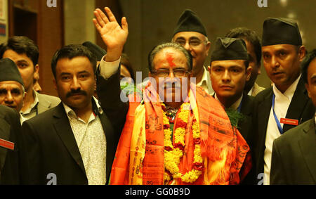 Kathmandu, Nepal. 03 Ago, 2016. Il Nepal il neo eletto primo ministro Puspa Kamal Dahal onde dopo elezione al Parlamento a Kathmandu, Nepal,Presidente del Partito comunista del Nepal,(Centro maoista) Presidente Pushpa Kamal Dahal anche noto come Prachanda è stato eletto come il trentanovesimo il Primo ministro ed il secondo intervallo di tempo il Primo Ministro federale della Repubblica Democratica del Nepal. Credito: Sunil Sharma/Alamy Live News Foto Stock